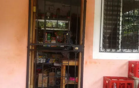 Mujer es amordazada y golpeada; asaltantes se dan a la fuga