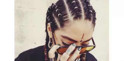 Los pendientes ahora se llevan en el cabello