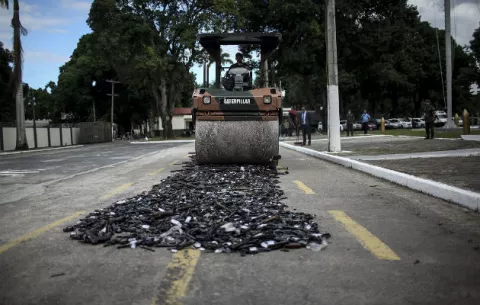 Ejército y Policía destruyen cuatro mil armas incautadas en Río de Janeiro