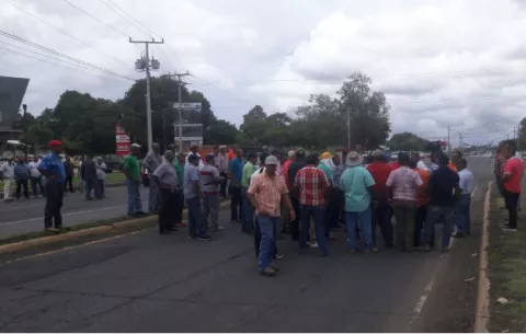 Arroceros cierran vía Interamericana a la altura del Mida en David