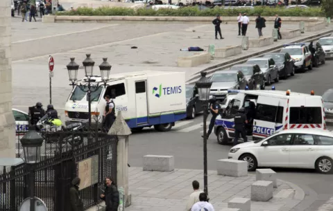 Agresor de Notre-Dame se radicalizó muy rápido, solo y por internet