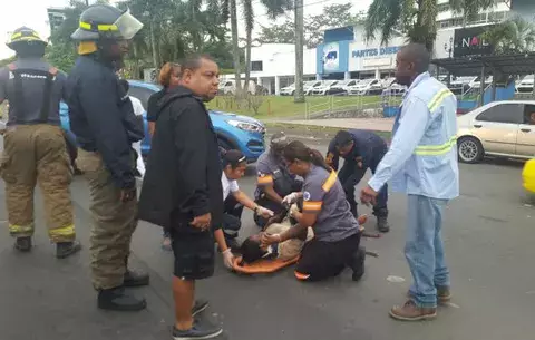 Mujer es atropellada por taxi frente a centro comercial en Colón