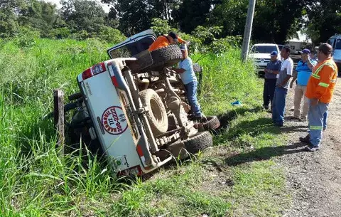 Auto se vuelca y conductor sale ileso en Santiago