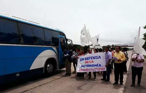 Realizan volanteo para exigir respeto a la autonomía universitaria 