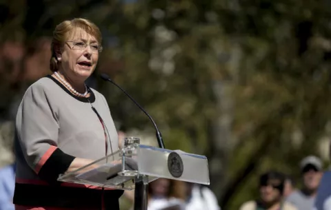 Bachelet ofrece perdón a indígenas mapuches por “errores y horrores” del Estado chileno