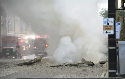 Tubería de vapor subterránea explota en Baltimore 