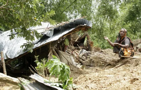 Bangladesh: Buscan a víctimas de alud que dejó 140 muertos 