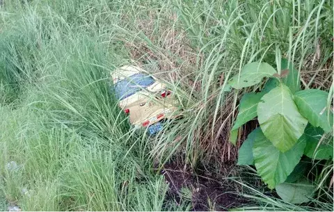 Vehículo se va por barranco en María Chiquita
