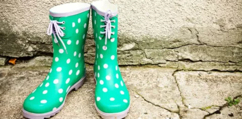 Adiós zapatos abiertos; las botas de caucho son las aliadas