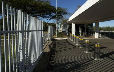 Joven embiste vehículo contra palacio presidencial de Brasil 