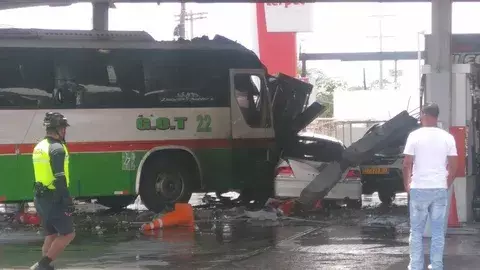 Mujer muere cuando colisionan vehículos en una gasolinera en Colón