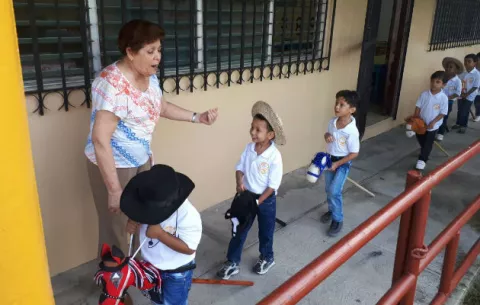Arranca celebración a san Juan con cabalgata de caballitos de palo