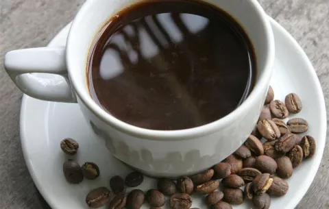  Condenan a mujer por quemar a su bebé con café 
