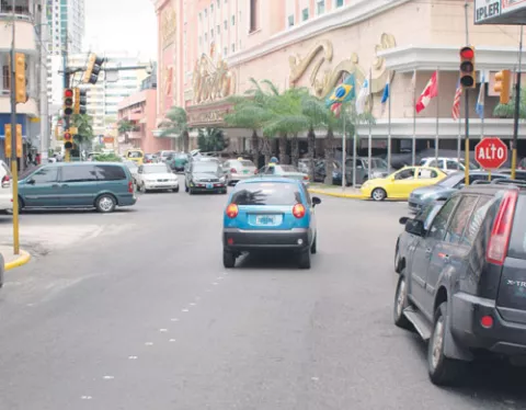 Comercios podrían desaparecer por falta de estacionamientos
