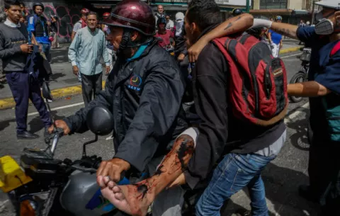 Ola de protestas en Venezuela ha dejado un policía muerto y casi 300 heridos