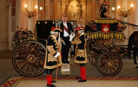 Milton Henríquez viaja en carruaje real para mostrar sus credenciales