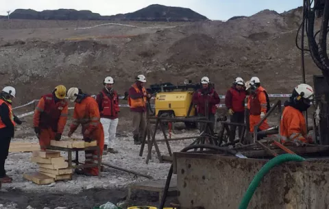 Ejército de Chile confirma que mina donde hay dos personas atrapadas se inundó
