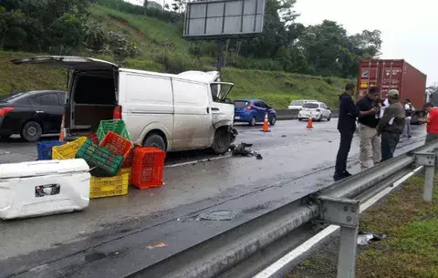 Chino muere tras chocar panel contra mula en autopista Panamá-Colón