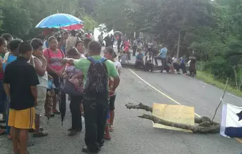 Ngäbes cierran vía que va de Almirante a Chiriquí Grande