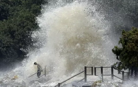 Ciclón post-tropical Cindy sigue produciendo fuertes lluvias