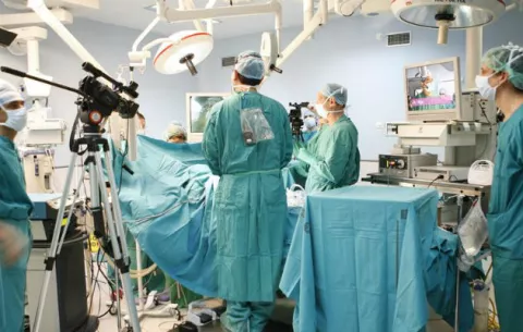 Indemnizan a hombre al que extirparon testículo equivocado 