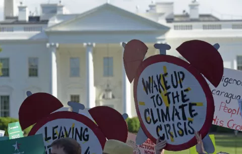 Cientos de personas protestan ante la Casa Blanca por salida de Acuerdo de París