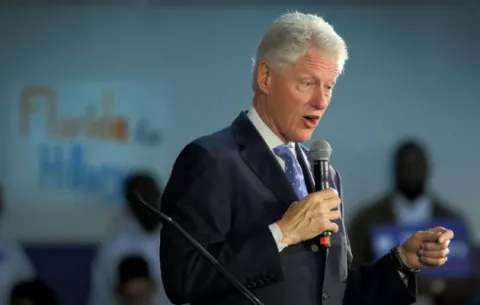 Hombre que amenazó de muerte a Clinton asesinó a su padre 