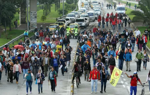 Profesores públicos de Colombia completan un mes en huelga por salarios