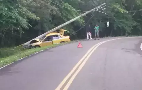 Conductor se estrella contra poste del tendido eléctrico en Colón
