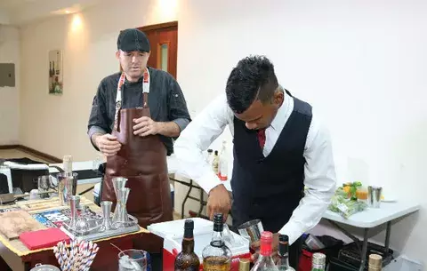 Muestran como se preparan los nuevos cócteles en los cursos de INADEH
