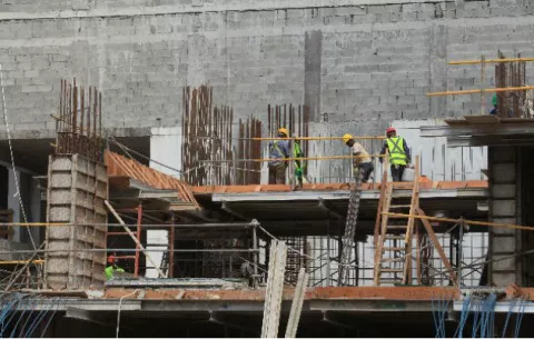  Trabajadores calificados de la construcción ganarán $5 la hora y ayudantes $3.71 