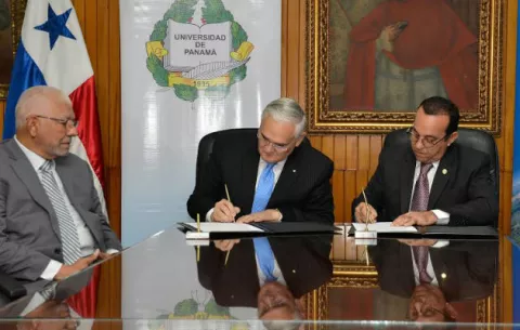 La ACP firma convenio con la Universidad de Panamá 