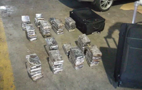 Incautan 64 kilos de cocaína en articulado