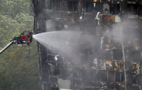 La policía eleva a 17 los muertos en el incendio de Londres
