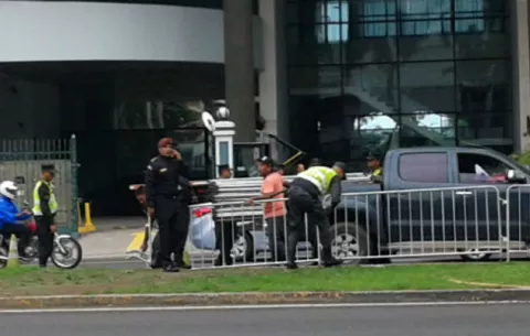 Varela se atrinchera instalando barras de hierro frente al Miramar