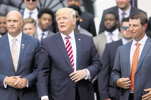 Tribunal de apelaciones  bloquea veto migratorio del presidente Trump