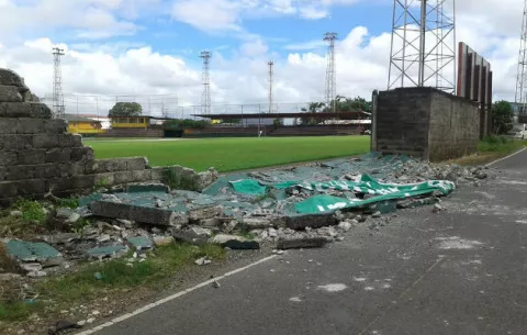 Colapsa muro de estadio de béisbol Justino Salinas en La Chorrera 