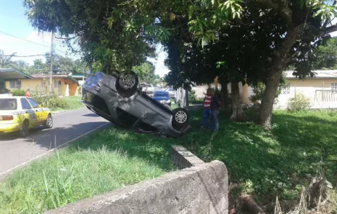 Falta de semáforo causa colisión y vuelco en La Chorrera