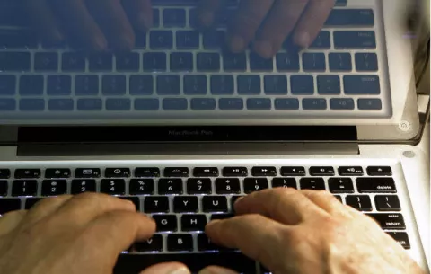 EE.UU. arresta a contratista por filtrar informe de hackeo ruso