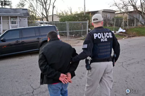 E.UU. inicia detenciones de padres que pagan para traer a sus hijos al país