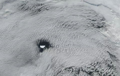 Cerca de desprenderse un enorme iceberg en la Antártida 