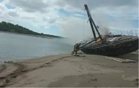 Sofocan incendio de velero abandonado en Los Santos