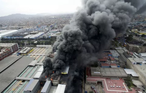 Cientos de bomberos combaten un gran incendio en Lima durante más de 20 horas