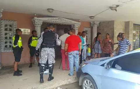 Familias colonenses invaden edificio y esperan ayuda del Gobierno