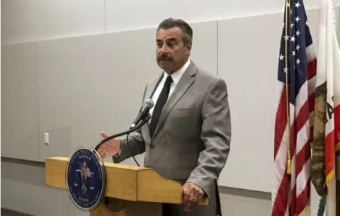 Menores roban 3 patrullas en Los Ángeles, la fuga termina en choques