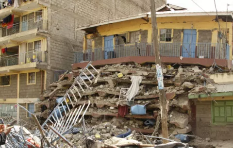 Colapso de edificio deja al menos 10 desaparecidos en Kenia