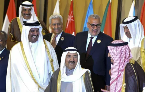 Kuwait se ofrece a mediar en la crisis de Catar con siete países árabes