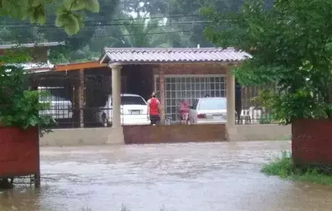 Desbordes de quebradas e inundaciones en varios distritos de Chiriquí