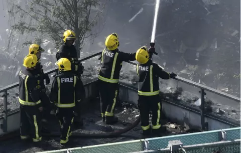 Adultos lanzaron a niños por las ventanas para salvarlos del fuego en Londres