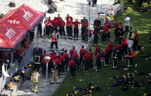 Elevan a 12 los muertos en un incendio en edificio en Londres